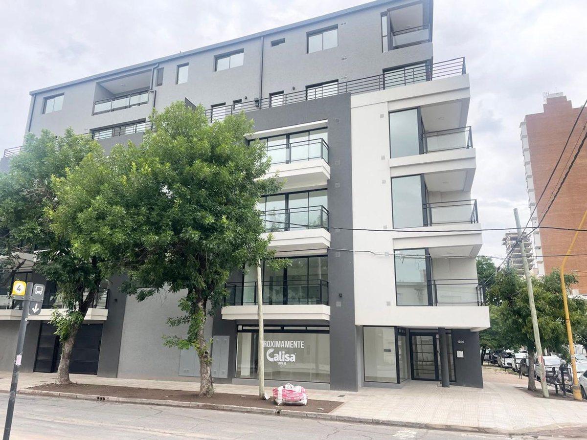 DEPARTAMENTO EN ALQUILER C/COCHERA Y AMPLIO BALCÓN