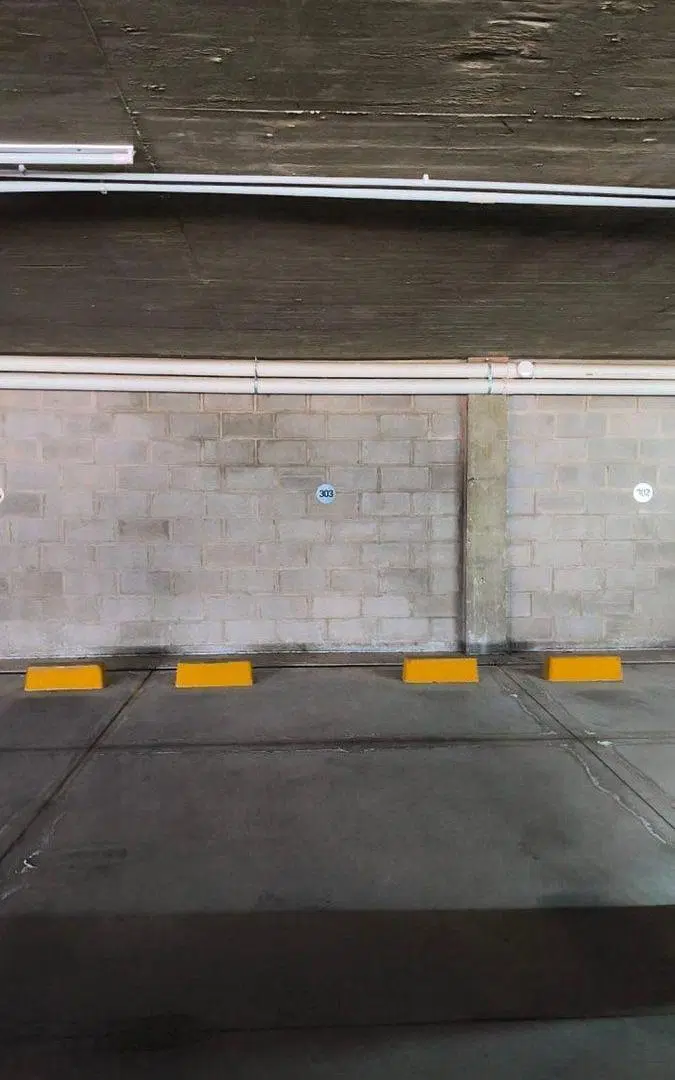 SE VENDE COCHERA CUBIERTA EN AMARRAS CENTER 4 2
