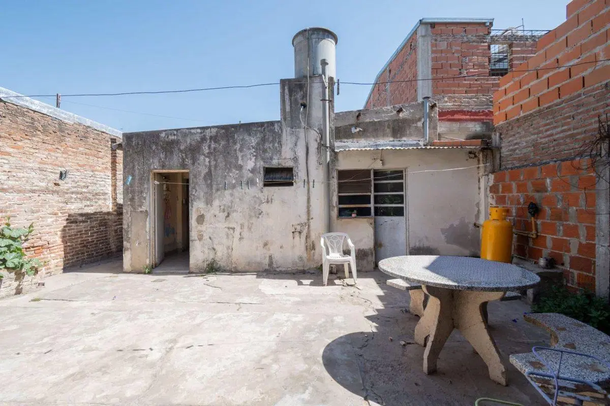 CASA EN VENTA A REFACCIONAR ZONA NORTE 2