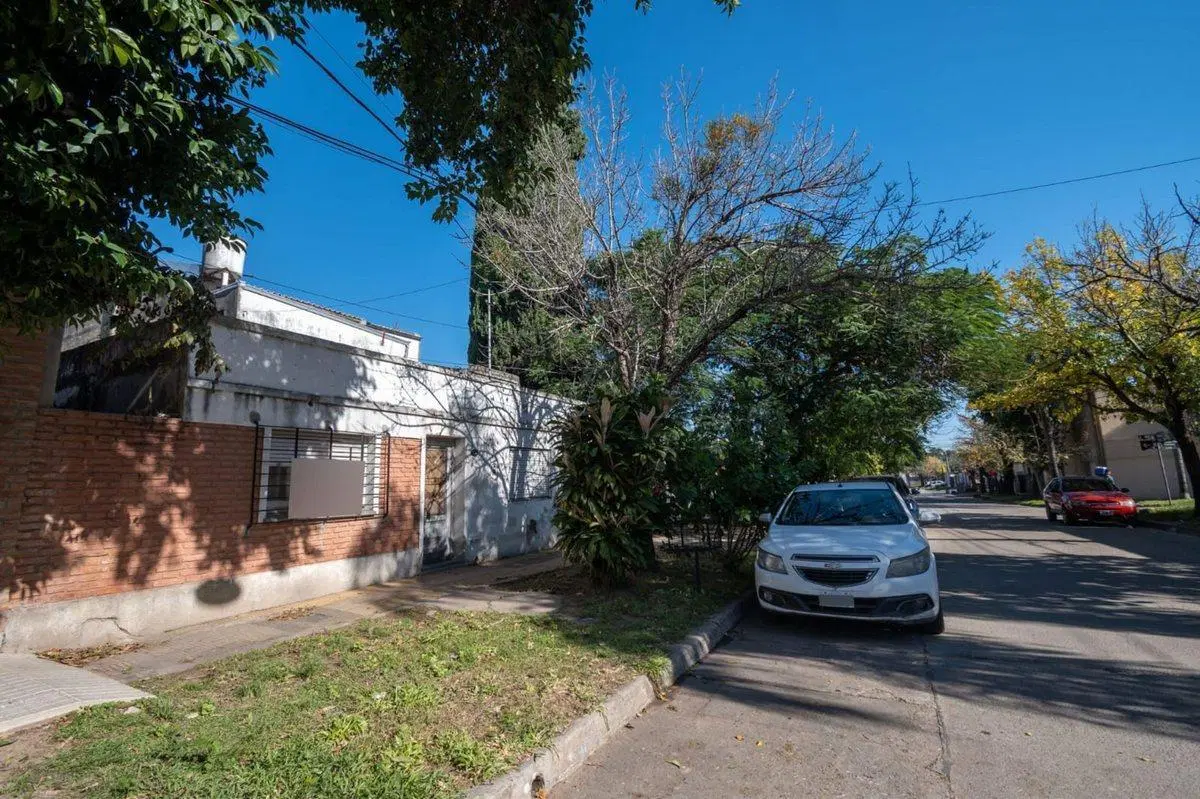 VENTA CASA A REFACCIONAR y/o demoler.  BARRIO SUR 5