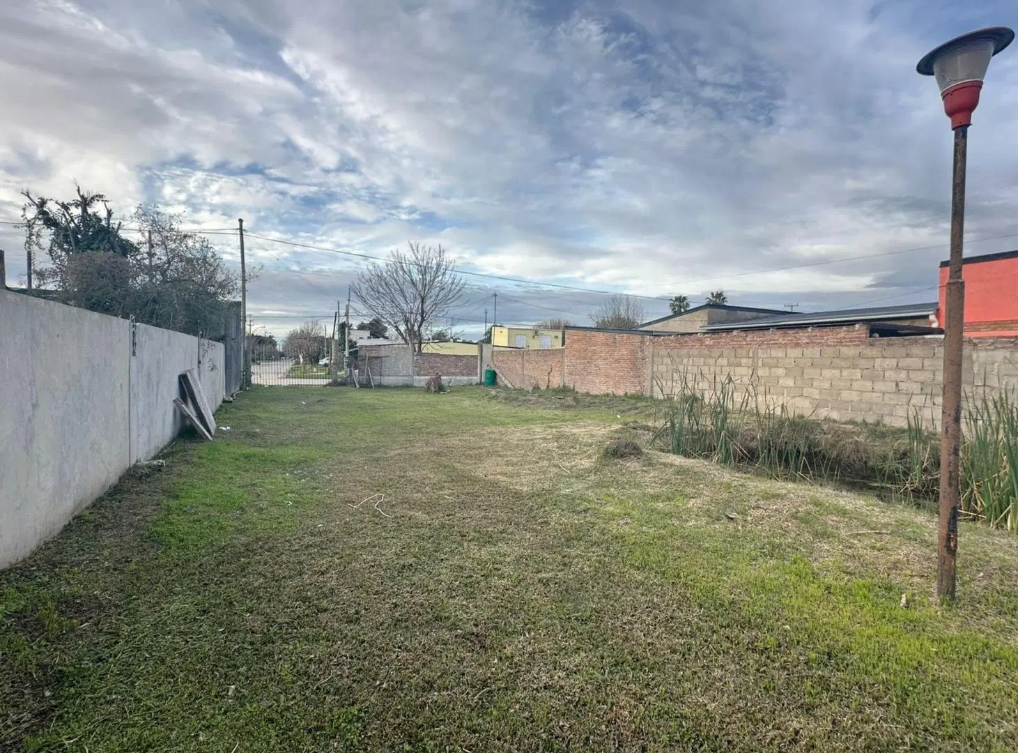 VENTA TERRENO CON CONSTRUCCIÓN EN SAUCE VIEJO 4