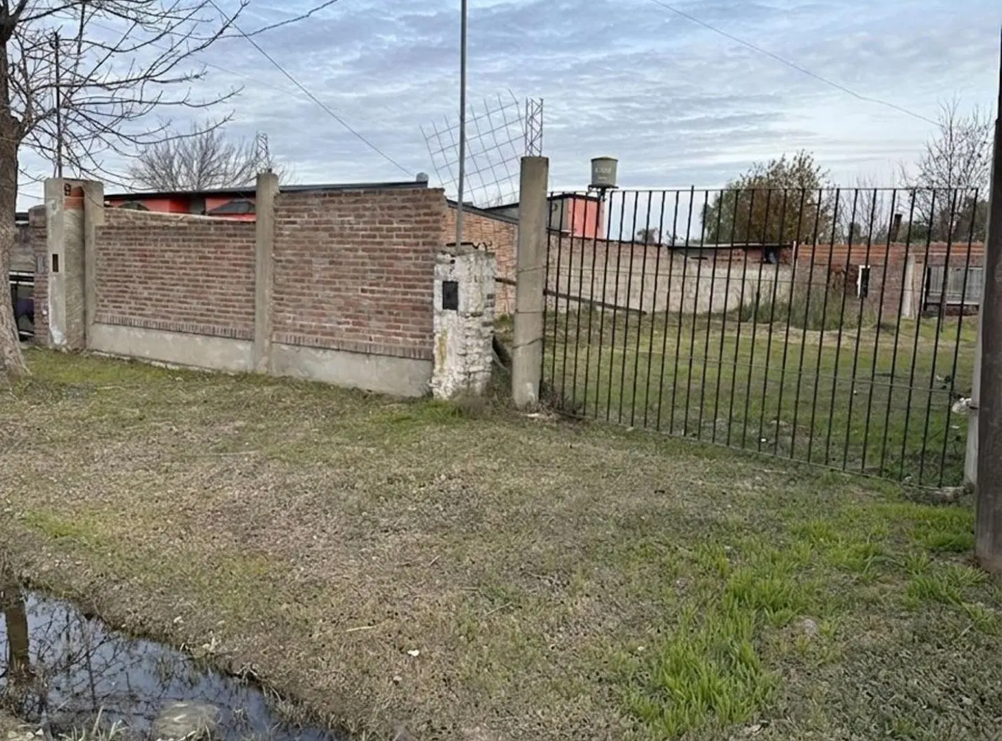 VENTA TERRENO CON CONSTRUCCIÓN EN SAUCE VIEJO 2