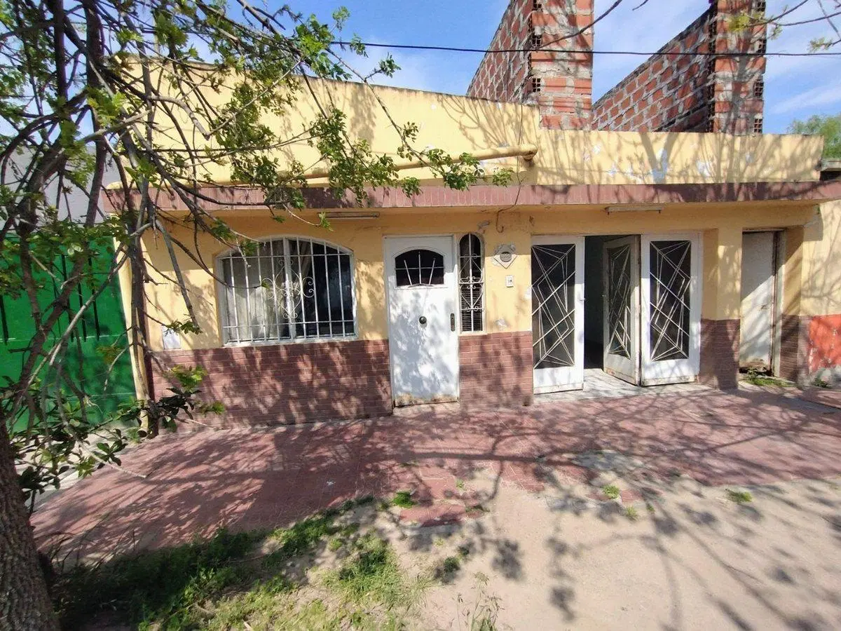 VENTA CASA CON COCHERA A 1 CUADRA DE BLAS PARERA 3