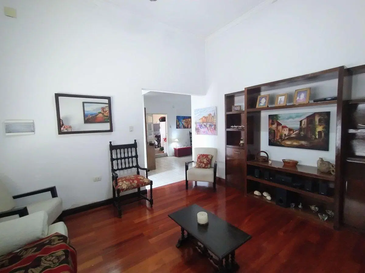 VENTA DE CASA DE 3 DORMITORIOS CON COCH. EN B° SUR 3