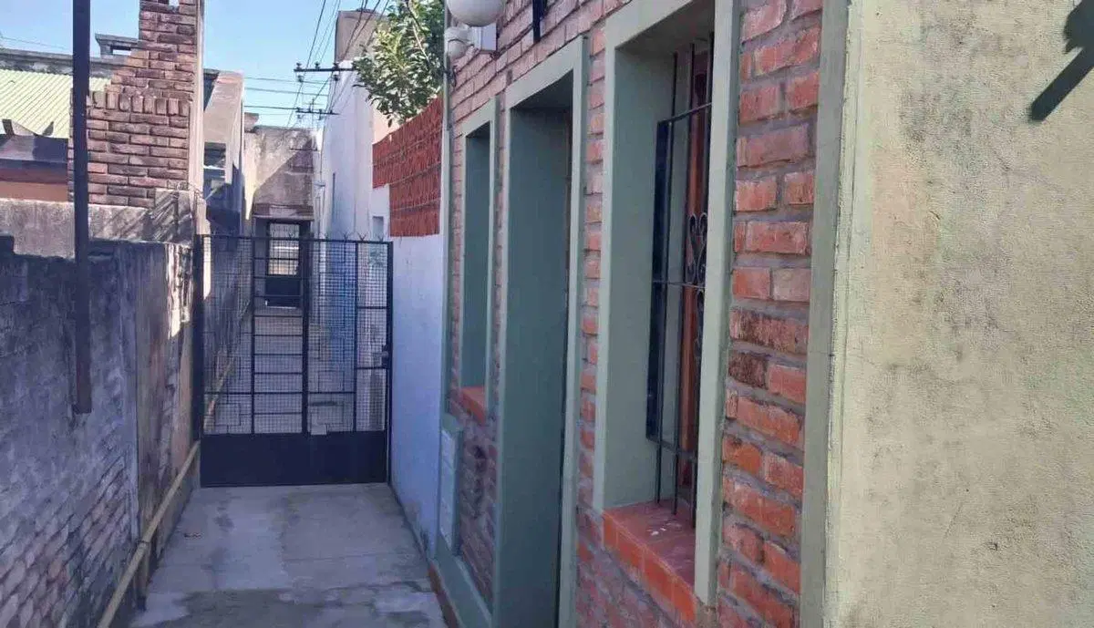 Galpón con 2 Deptos. sobre Av. Fdo. Zuviría 3