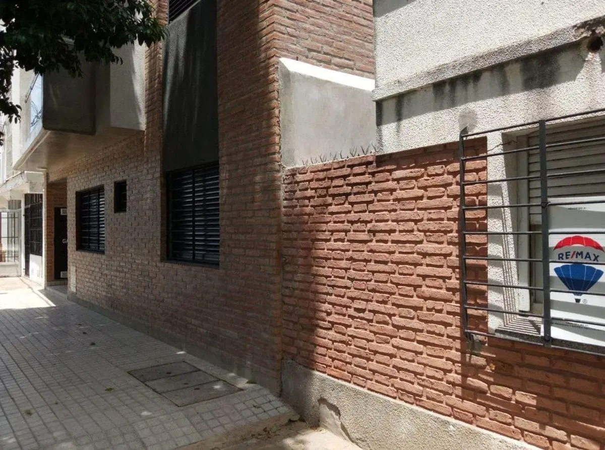 VENTA CASA A REFACCIONAR y/o demoler.  BARRIO SUR 4
