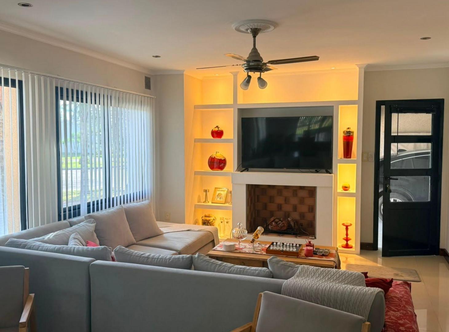 Foto de VENTA CASA EN AIRES DEL LLANO SOBRE EL BV., imagen 1