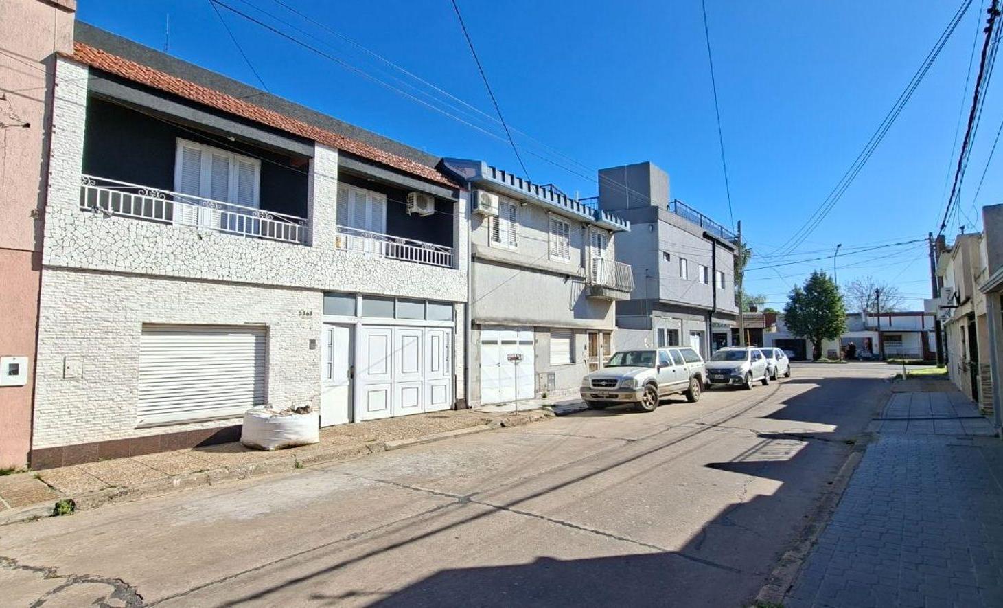 Foto de CENTA CASA 3 DORM CON COCHERA Y PATIO B° Ciudadela, imagen 1