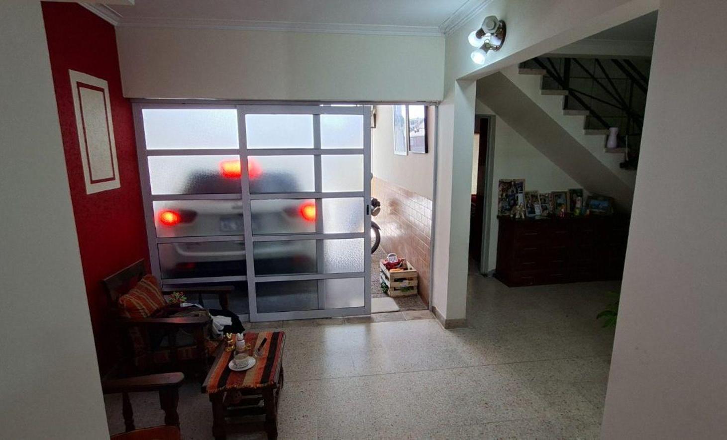 Foto de CENTA CASA 3 DORM CON COCHERA Y PATIO B° Ciudadela, imagen 3