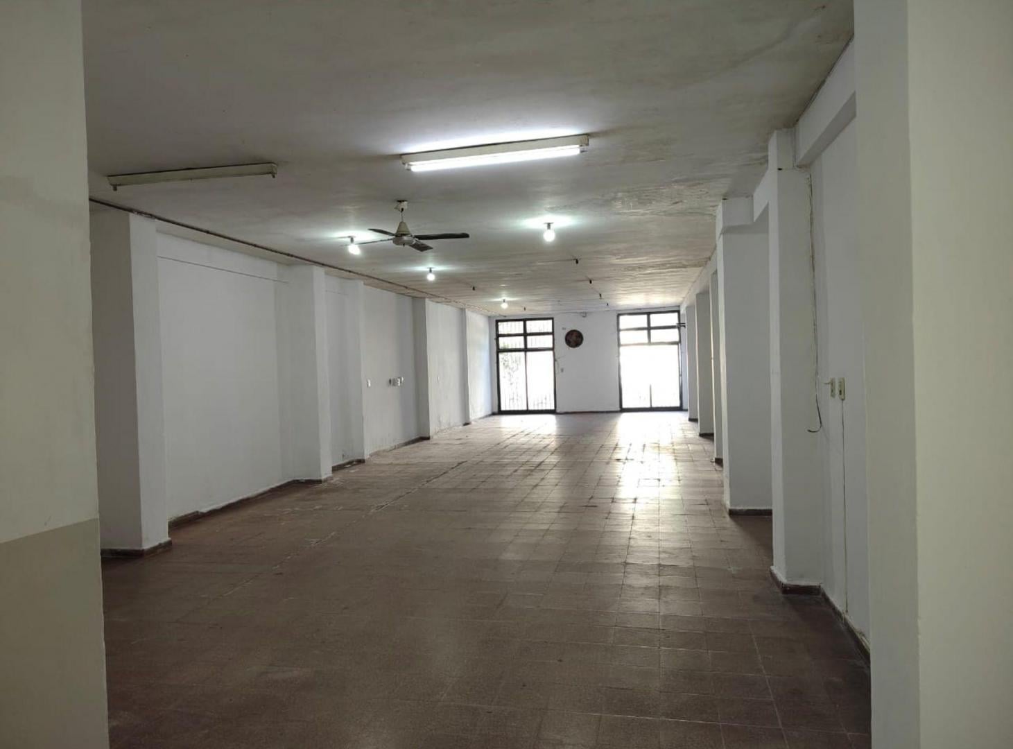 Foto de VENTA LOCAL COMERCIAL CENTRICO, AMPLIO CON PATIO, imagen 2