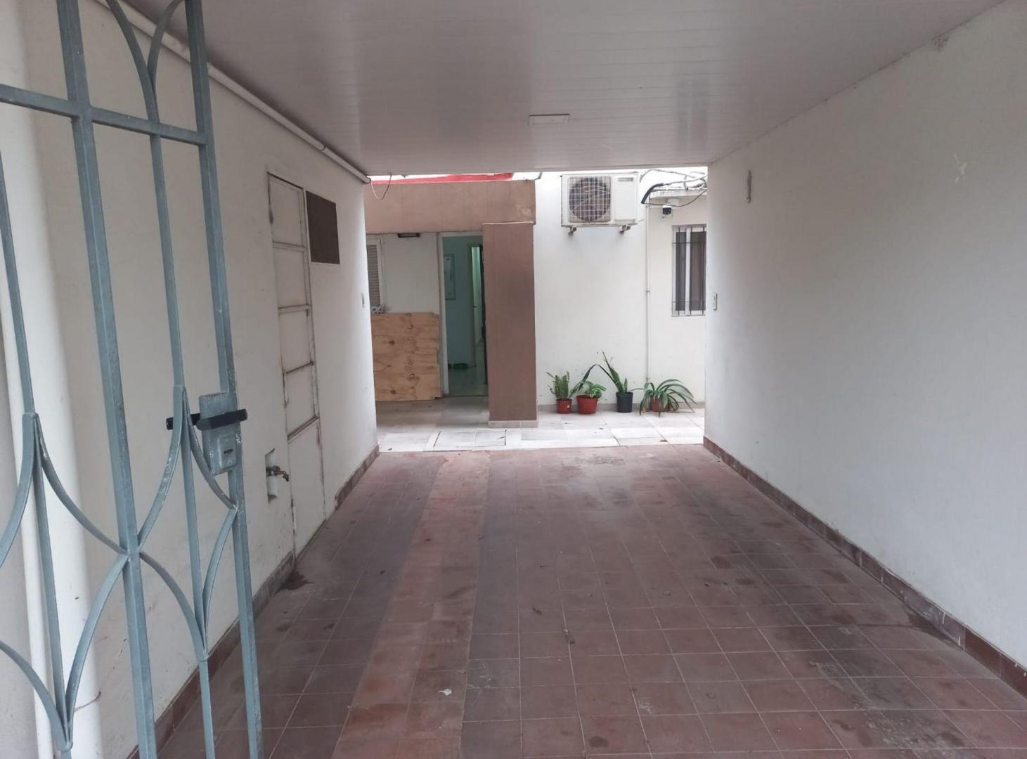 Foto de VENTA DE PROPIEDAD C 2 DPTOS. - AV FACUNDO ZUVIRIA, imagen 2