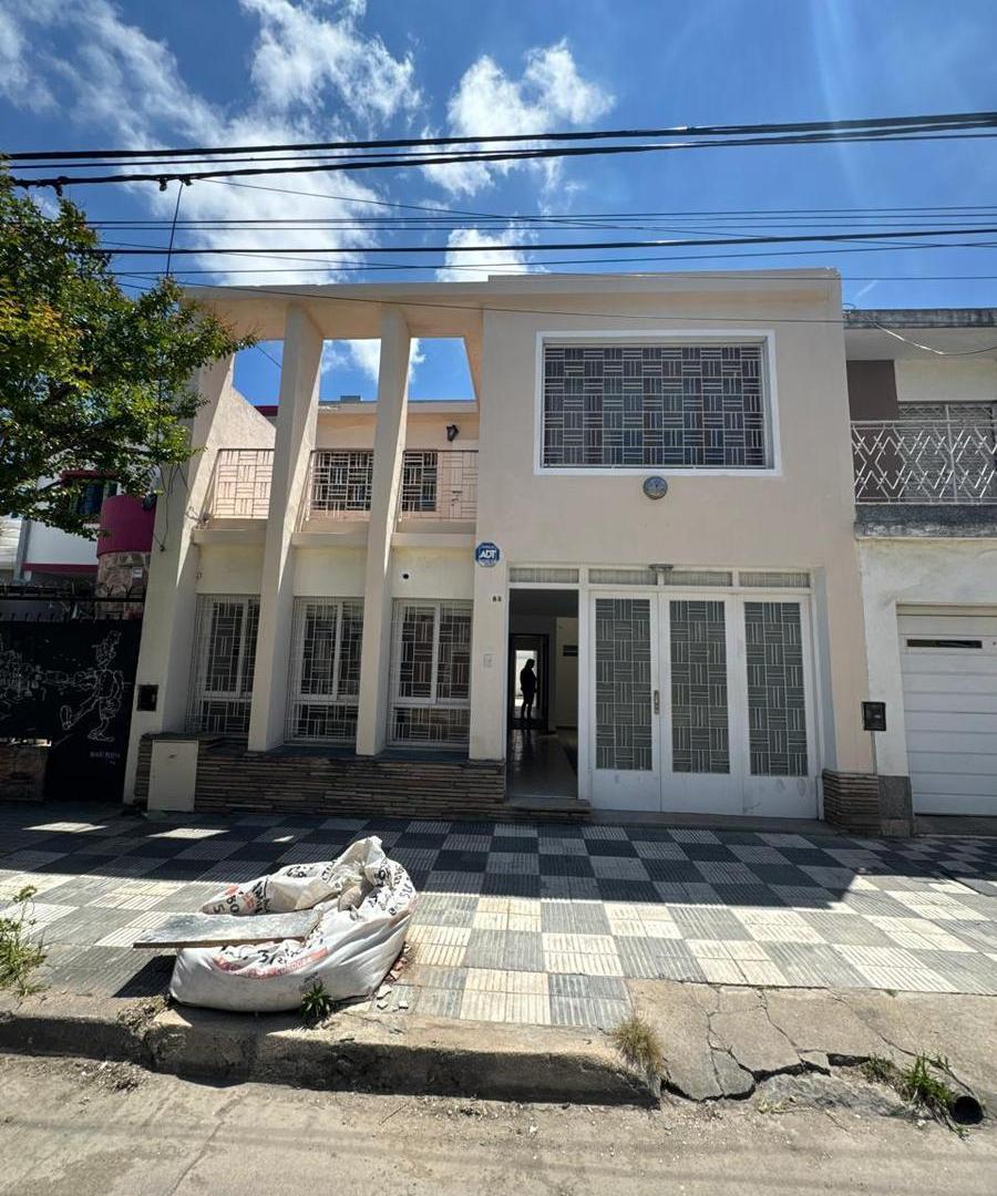 Casa en venta tres dormitorios- Haedo 68 - Alto Alberdi.