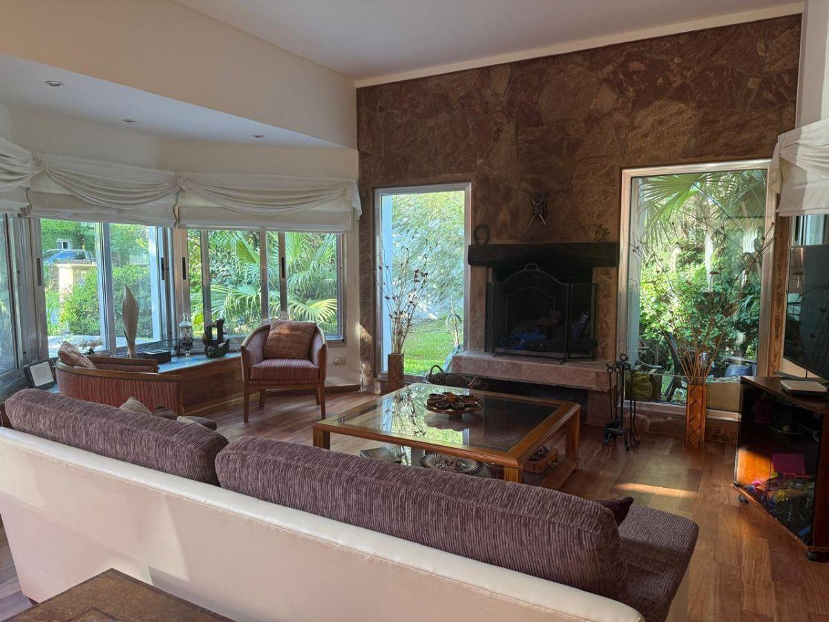 Foto de Gran casa sobre la laguna en El Talar del Lago I, imagen 3