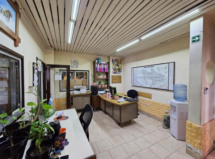 Propiedad comercial con local + depósito + dpto 5