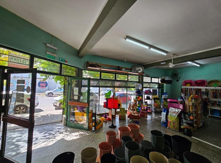 Propiedad comercial con local + depósito + dpto 1
