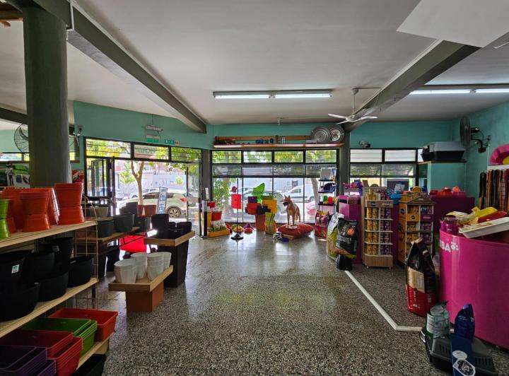 Propiedad comercial con local + depósito + dpto 4