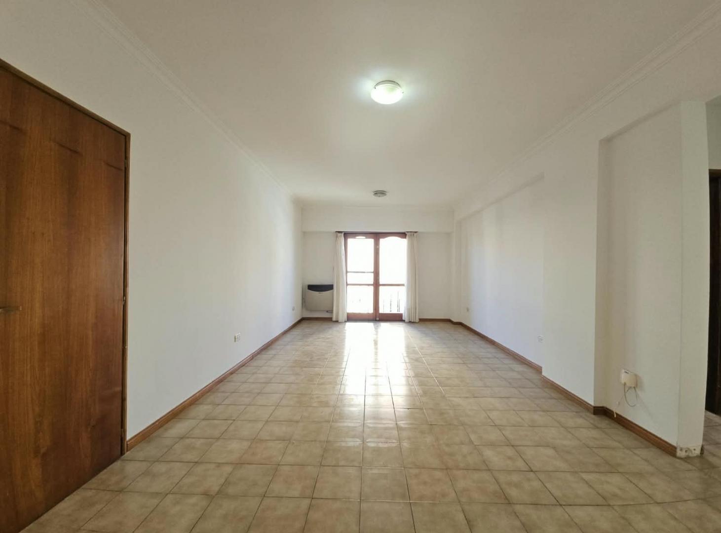 Foto de Departamento semipiso, 3 dormitorios, 2 baño, cochera. Centro, imagen 1
