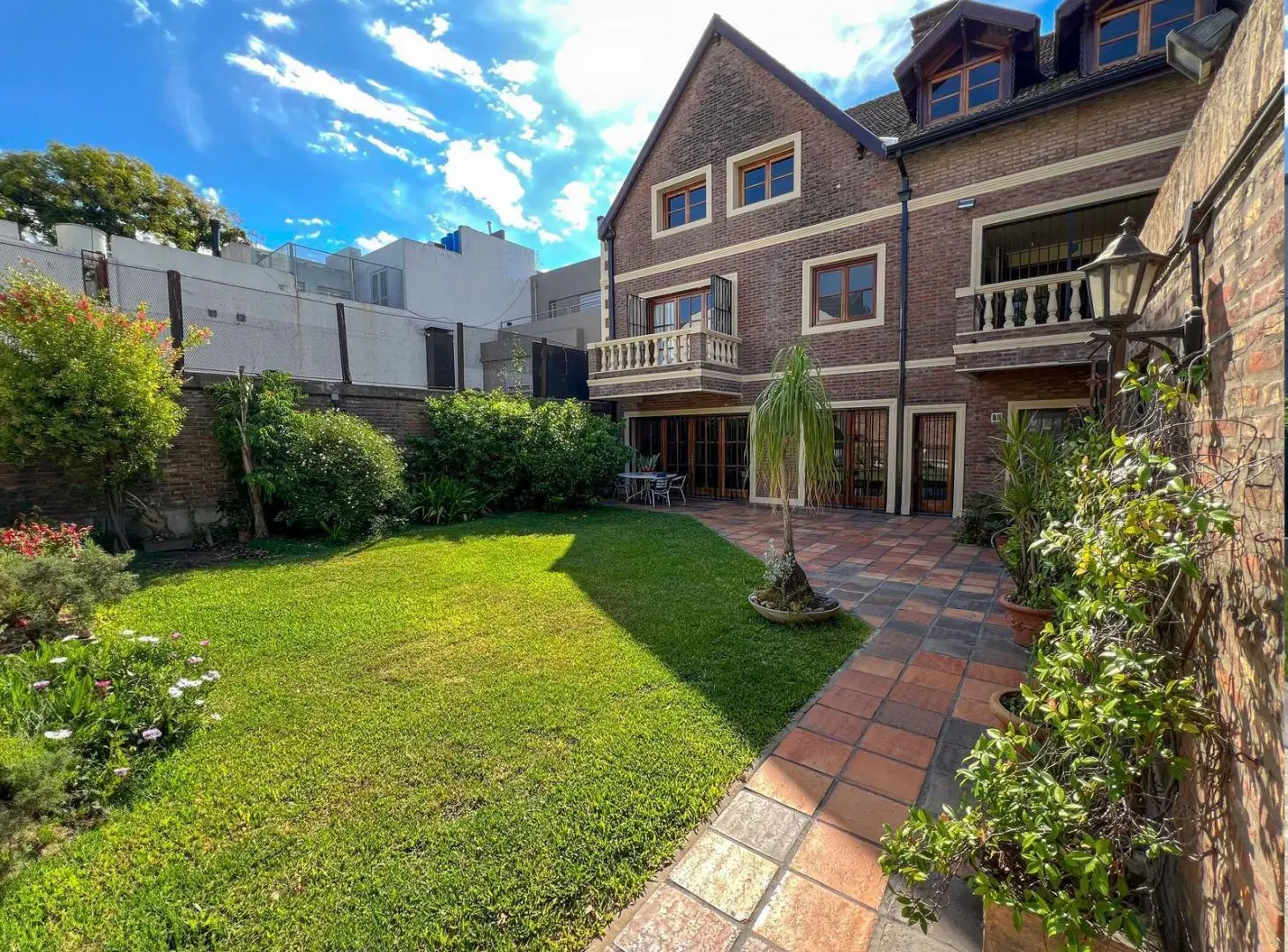 VENTA Casa 8 ambientes   dependencia, 5 cocheras - La Pampa 4000, Belgrano R 4