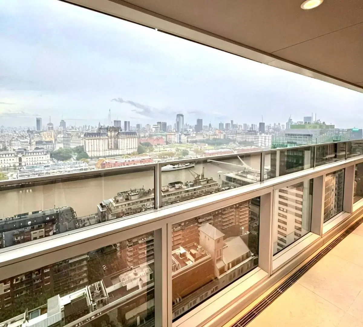 Venta 2 amb. en suite, toilette de recepción, 1 cochera. Puerto Madero 2