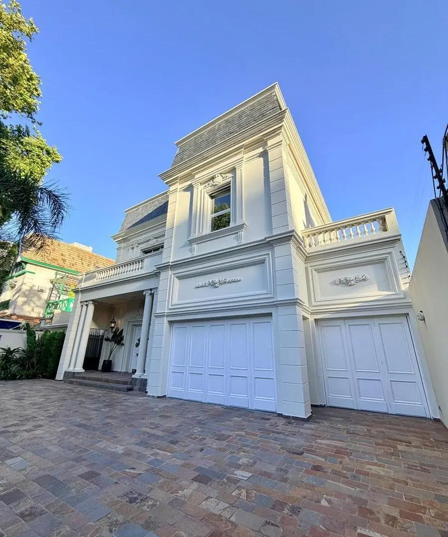 Venta Belgrano R. Casa de 8 amb. c/jardin y piscina. 8 cocheras. 1560m2 2