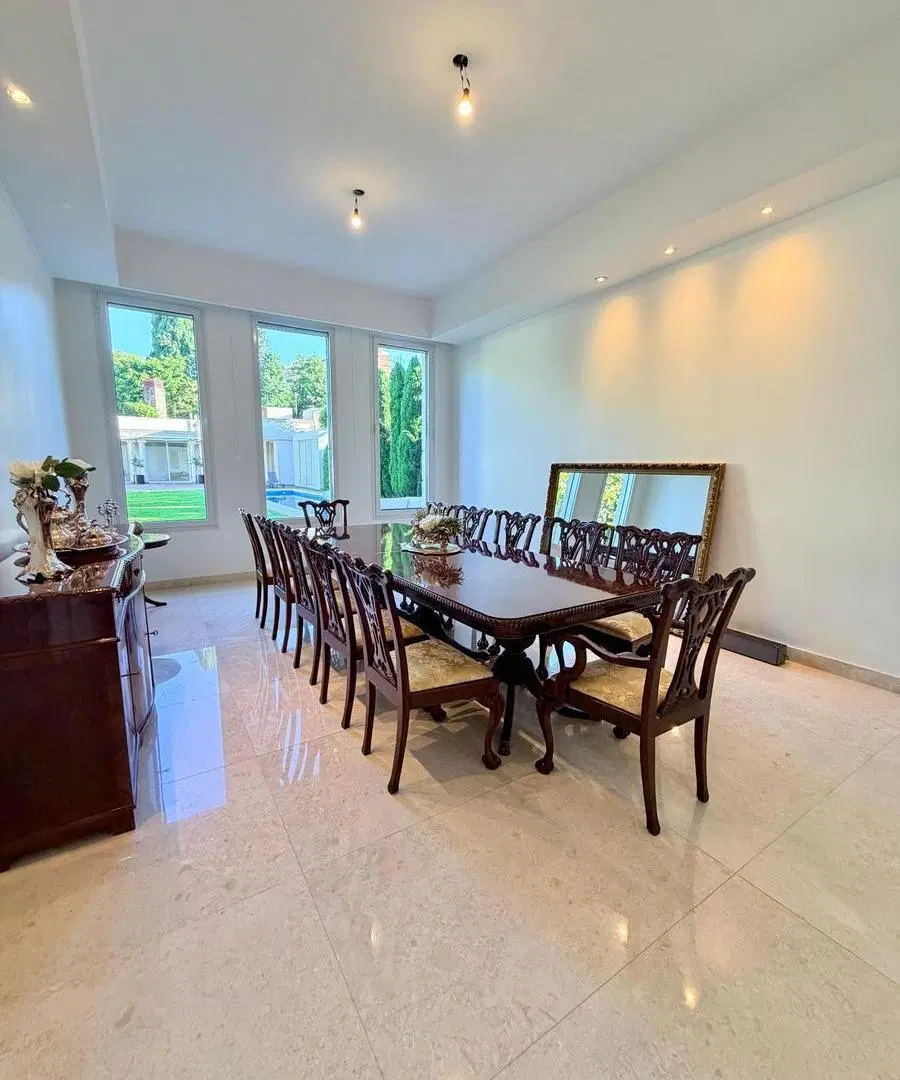 Venta Belgrano R. Casa de 8 amb. c/jardin y piscina. 8 cocheras. 1560m2 2