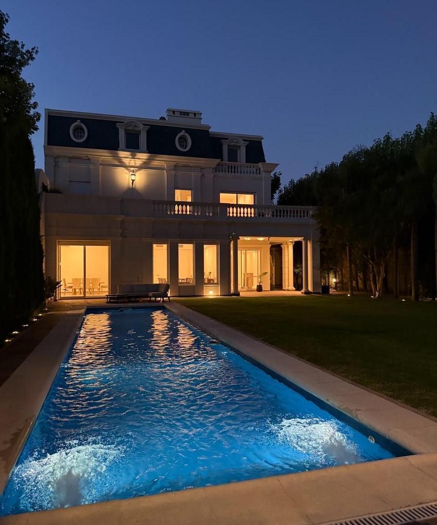Venta Belgrano R. Casa de 8 amb. c/jardin y piscina. 8 cocheras. 1560m2
