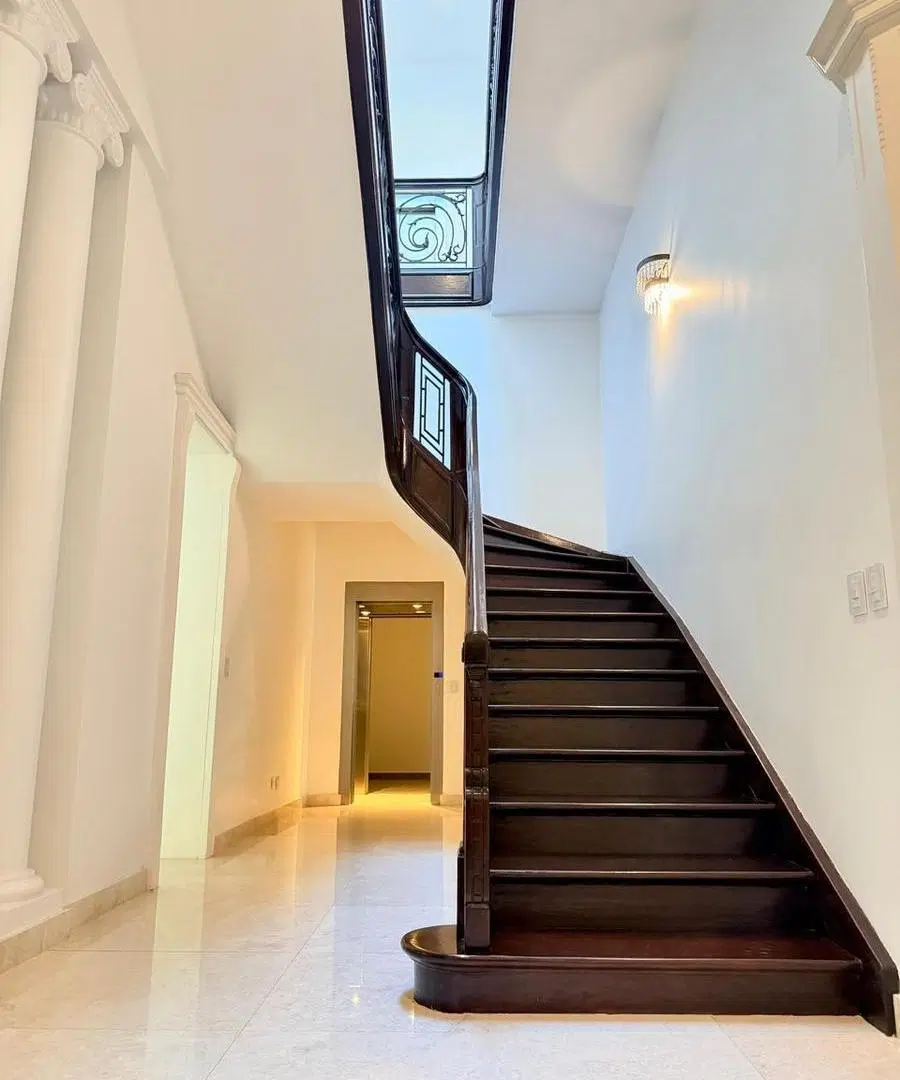 Venta Belgrano R. Casa de 8 amb. c/jardin y piscina. 8 cocheras. 1560m2 5