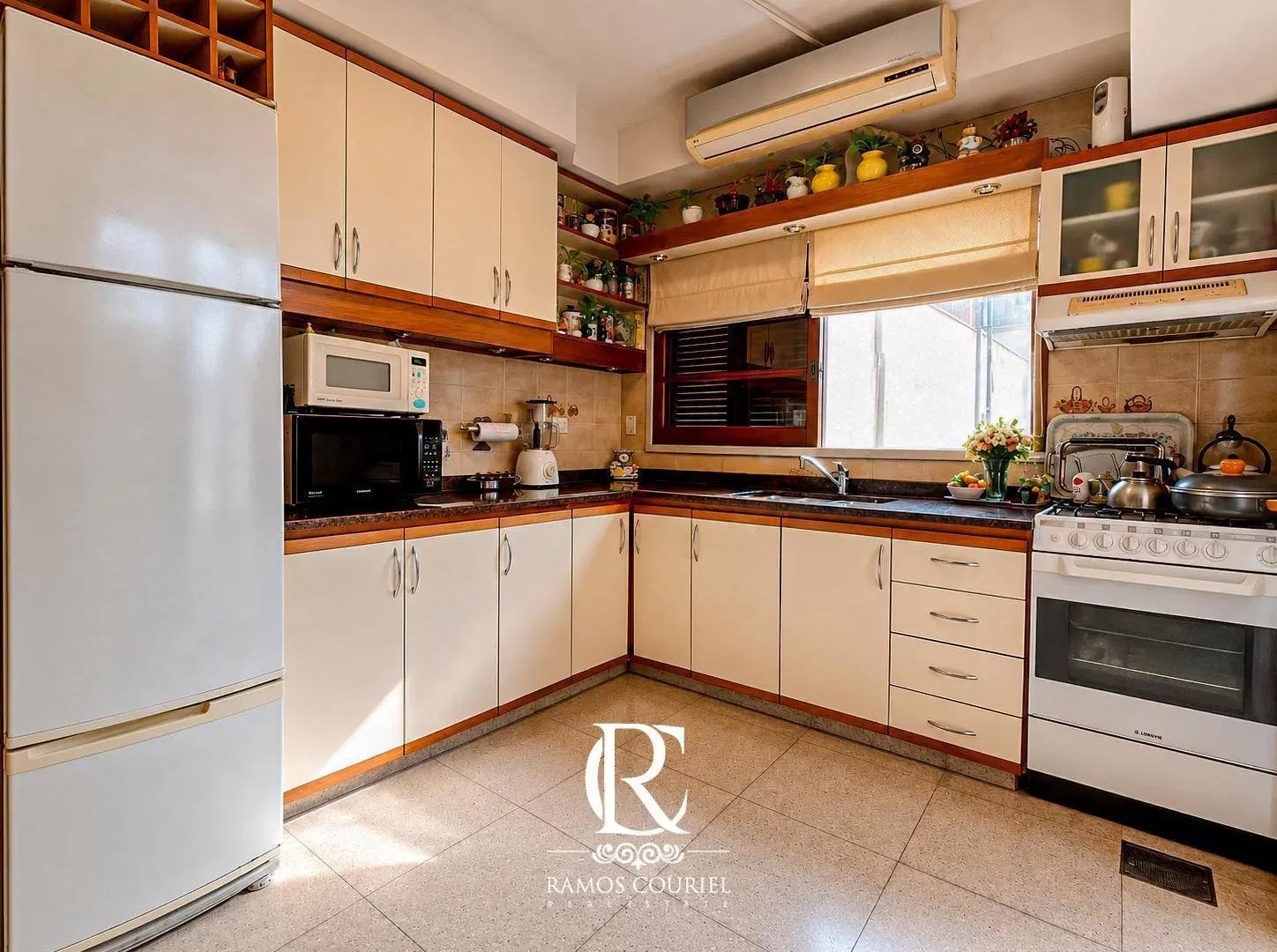 Venta casa de 340m2, pileta, parrilla, 4 coch-Lavalleja 1200 (Palermo) 4
