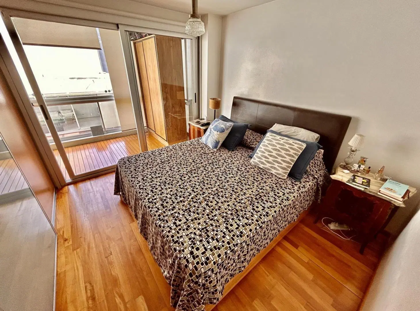 Venta impecable semipiso, 3 amb, patio, 99m2. Sum y pileta 3
