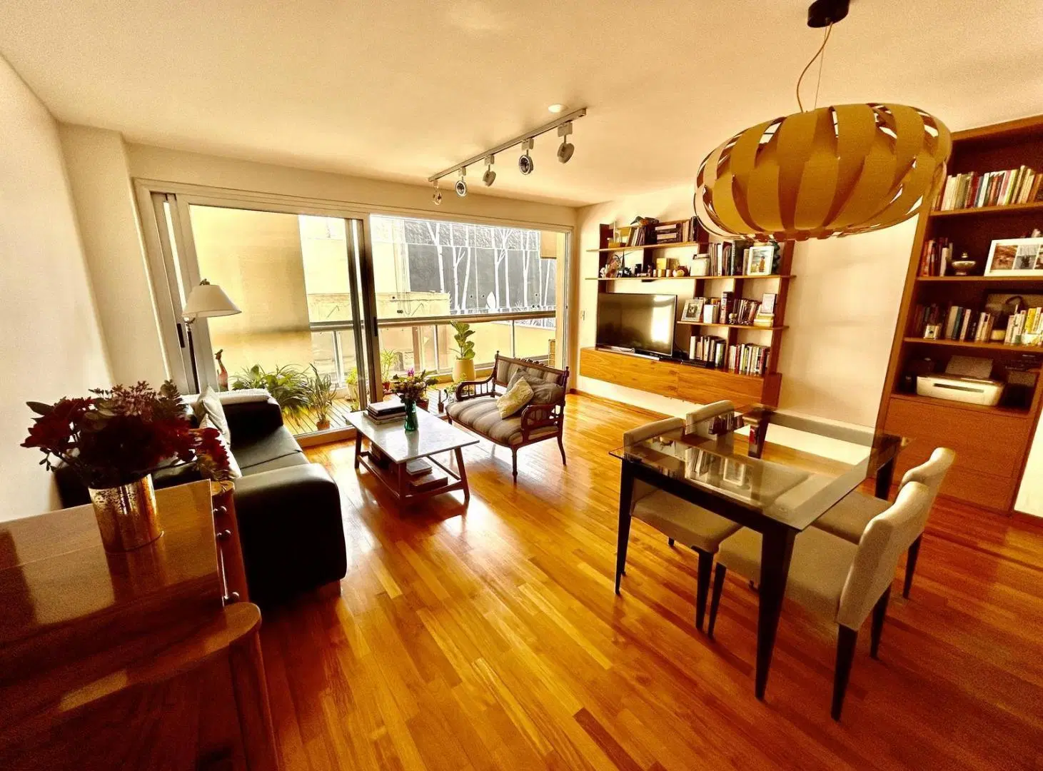 Venta impecable semipiso, 3 amb, patio, 99m2. Sum y pileta 2