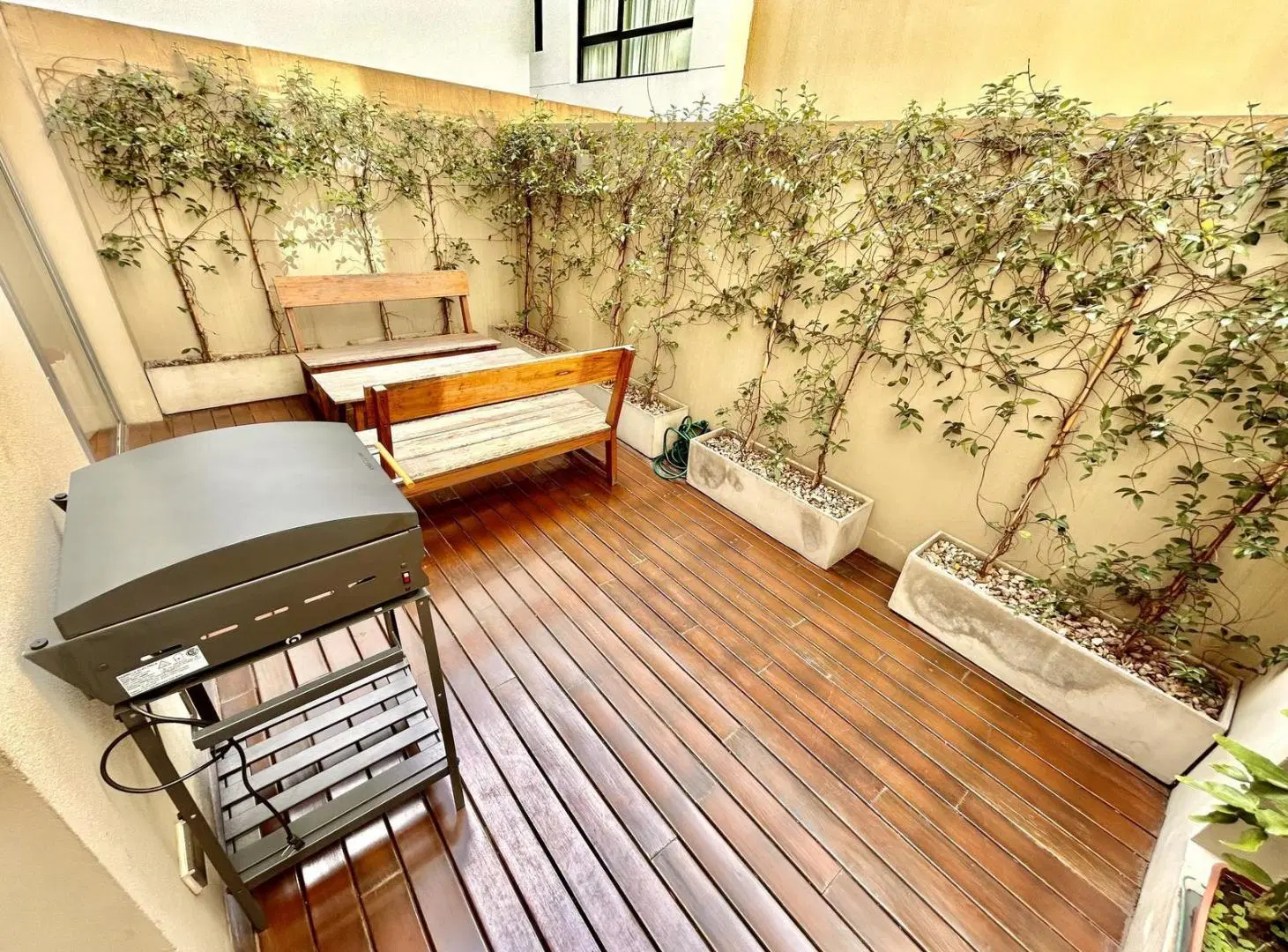 Venta impecable semipiso, 3 amb, patio, 99m2. Sum y pileta 4