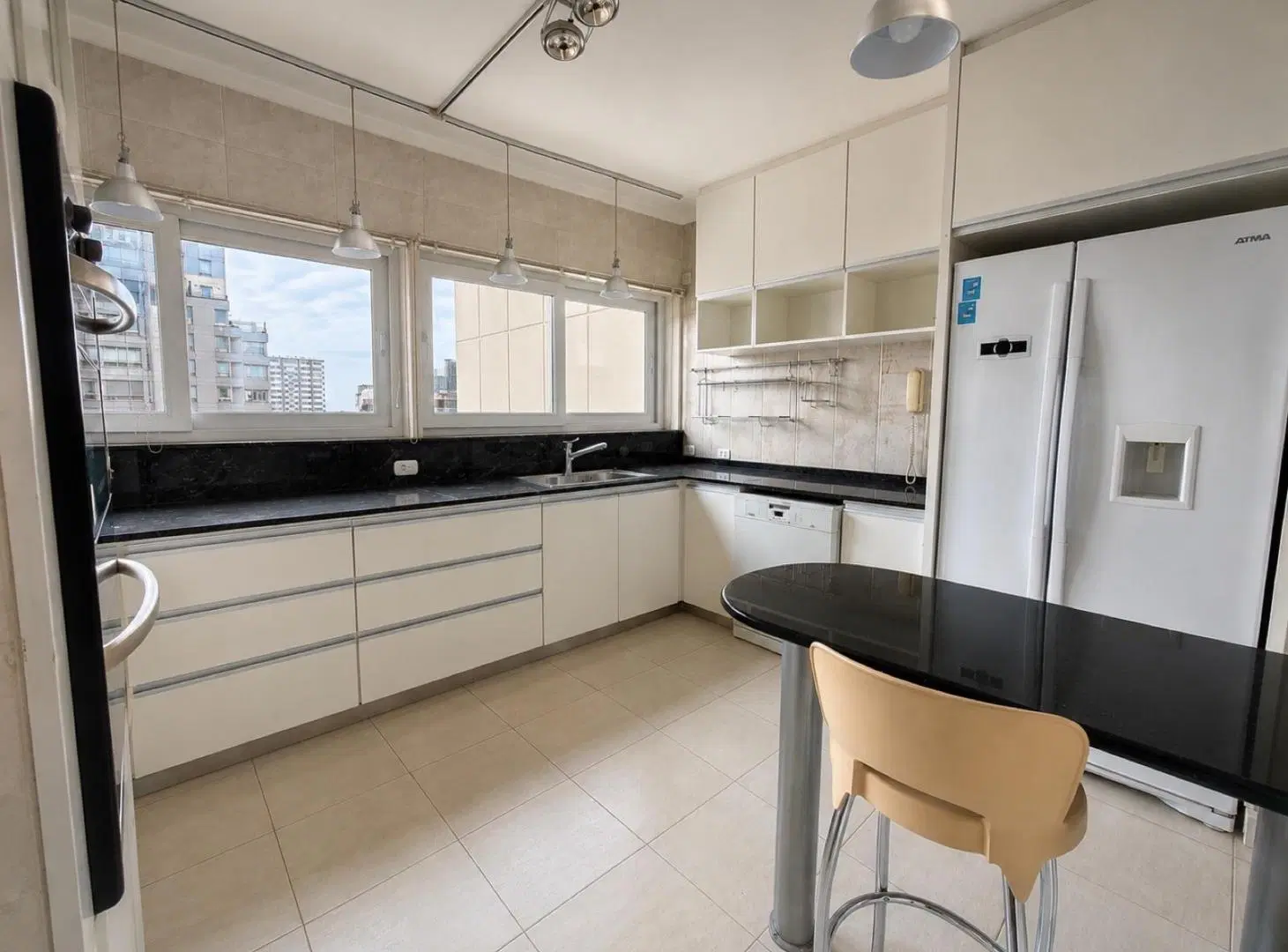 Exclusivo semipiso con palier privado, doble circulación, dos cocheras y seguridad 24 hs. 5