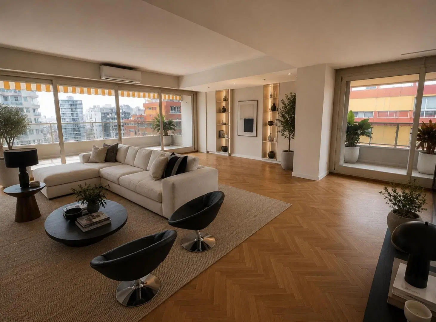Exclusivo semipiso con palier privado, doble circulación, dos cocheras y seguridad 24 hs. 4