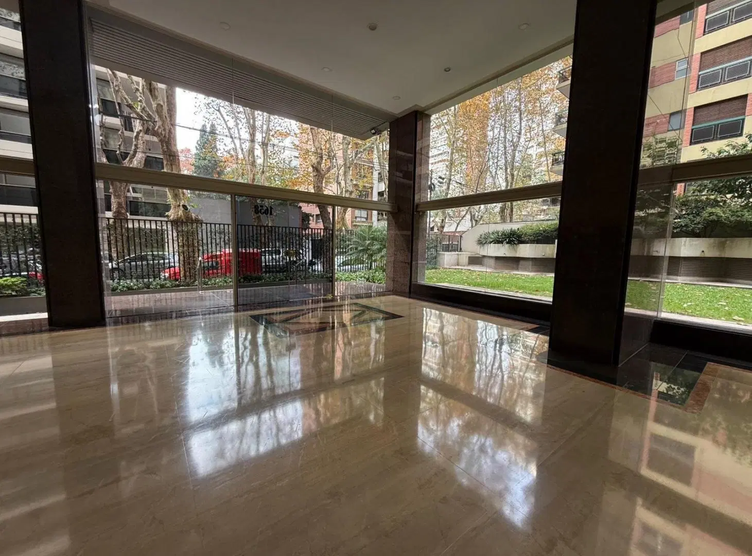 Exclusivo semipiso con palier privado, doble circulación, dos cocheras y seguridad 24 hs. 3