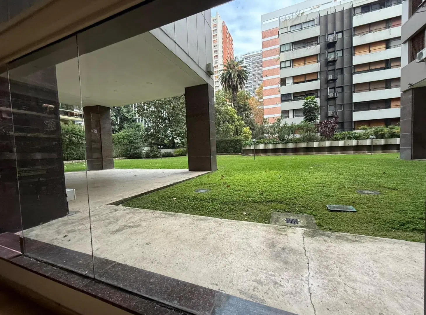 Exclusivo semipiso con palier privado, doble circulación, dos cocheras y seguridad 24 hs. 2