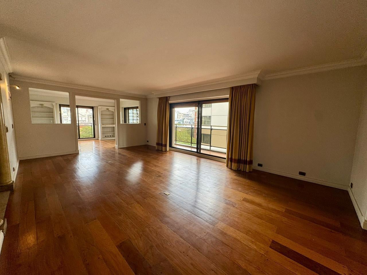 Foto de Departamento Piso de 5 AMBIENTES CON 2 DEPENDENCIA SOBRE LIBERTADOR, imagen 1