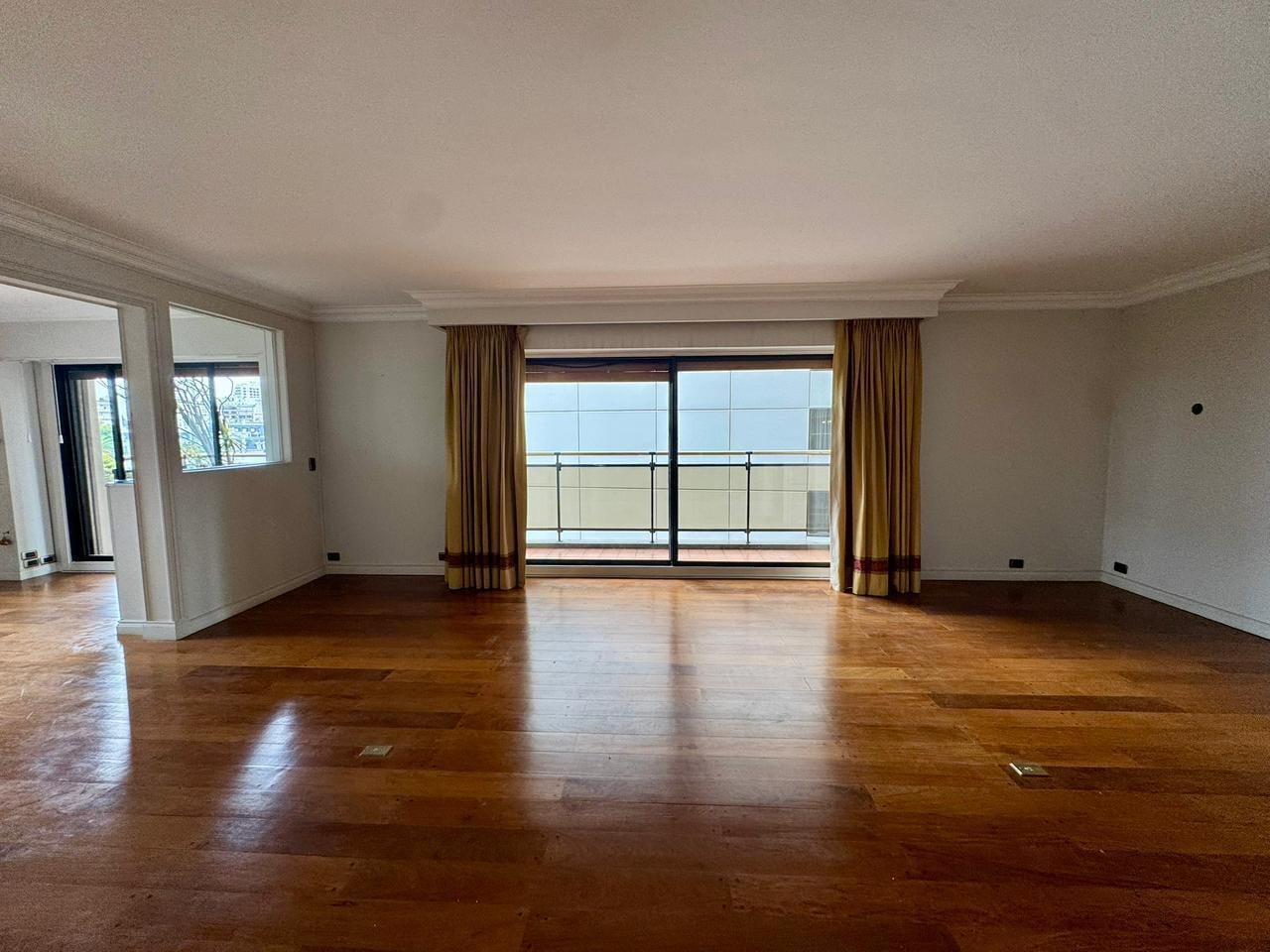 Foto de Departamento Piso de 5 AMBIENTES CON 2 DEPENDENCIA SOBRE LIBERTADOR, imagen 2