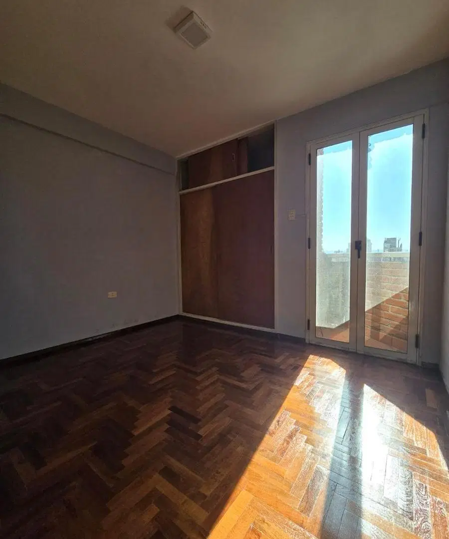 Bv Chacabuco 466: 1Dormitorio con dos Balcones - piso alto y gran vista. 1