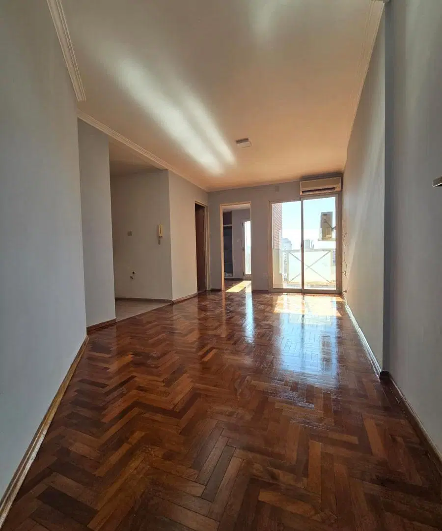 Bv Chacabuco 466: 1Dormitorio con dos Balcones - piso alto y gran vista. 2