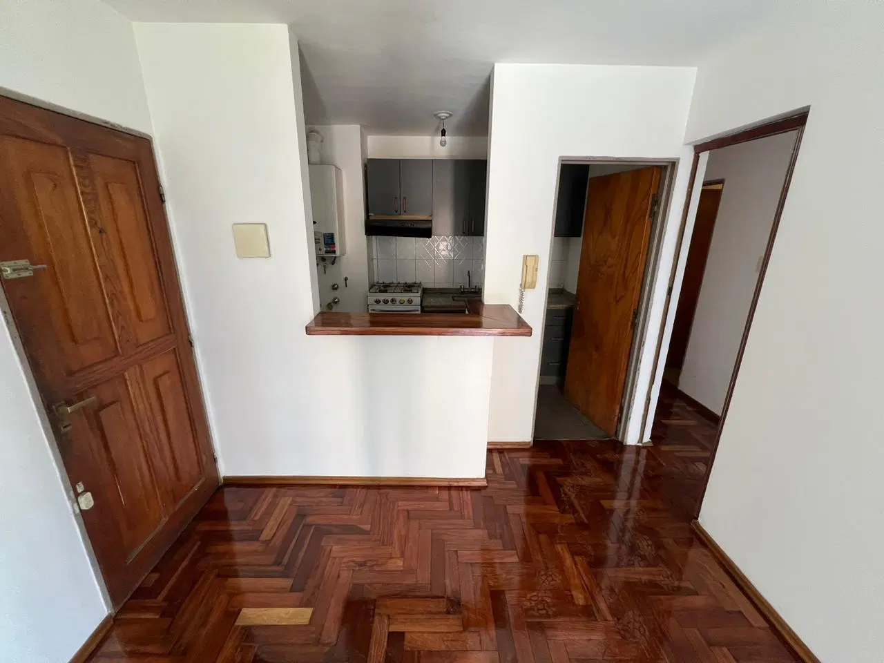 ZONA BUEN PASTOR: 2 dormitorios/ Balcon/ ituzaingo al 600 4