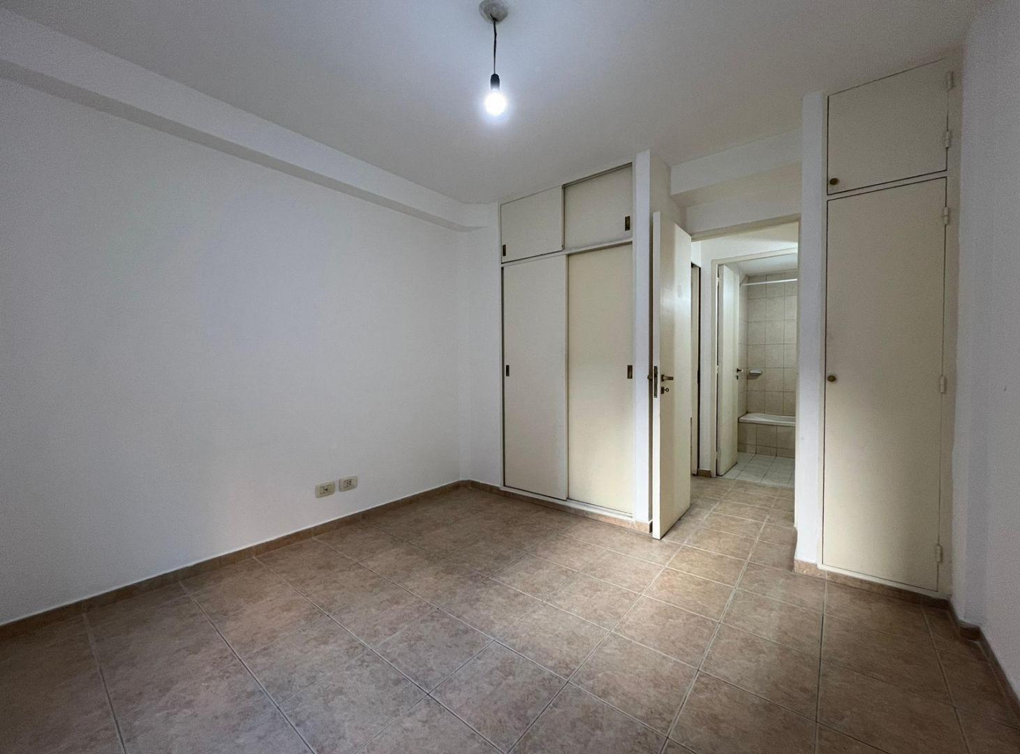 Foto de Obispo Trejo al 900: 1 Dorm/ Balcón frente - EXCELENTE UBICACION, imagen 1