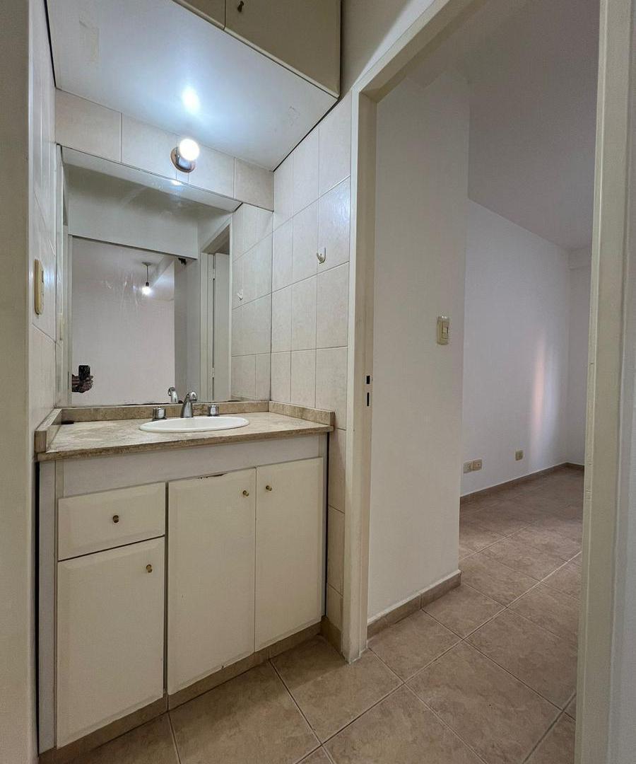 Foto de Obispo Trejo al 900: 1 Dorm/ Balcón frente - EXCELENTE UBICACION, imagen 5