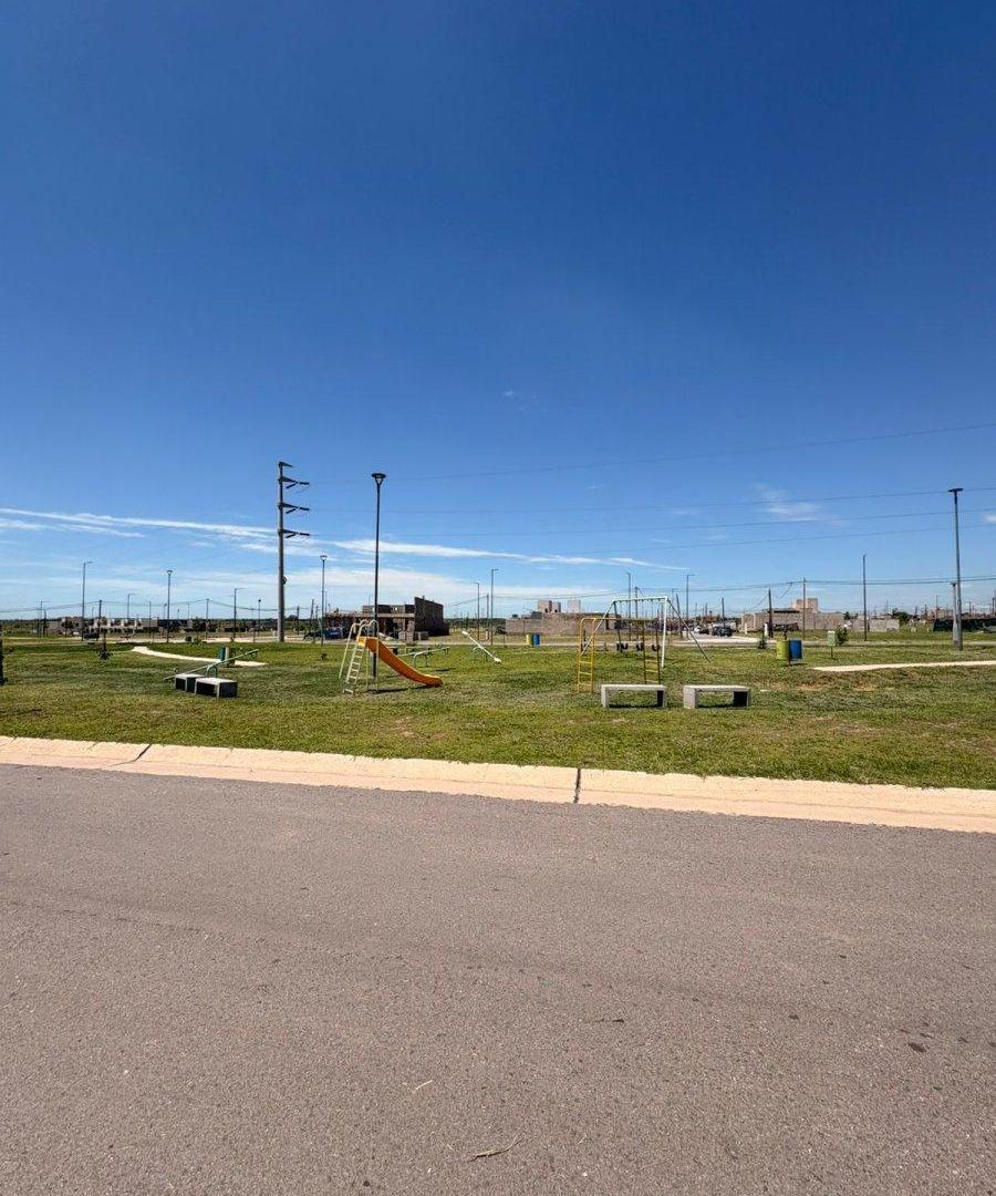 Lote en venta con obras pagas y planos aprobados – Apto dúplex | Frente a espacio verde