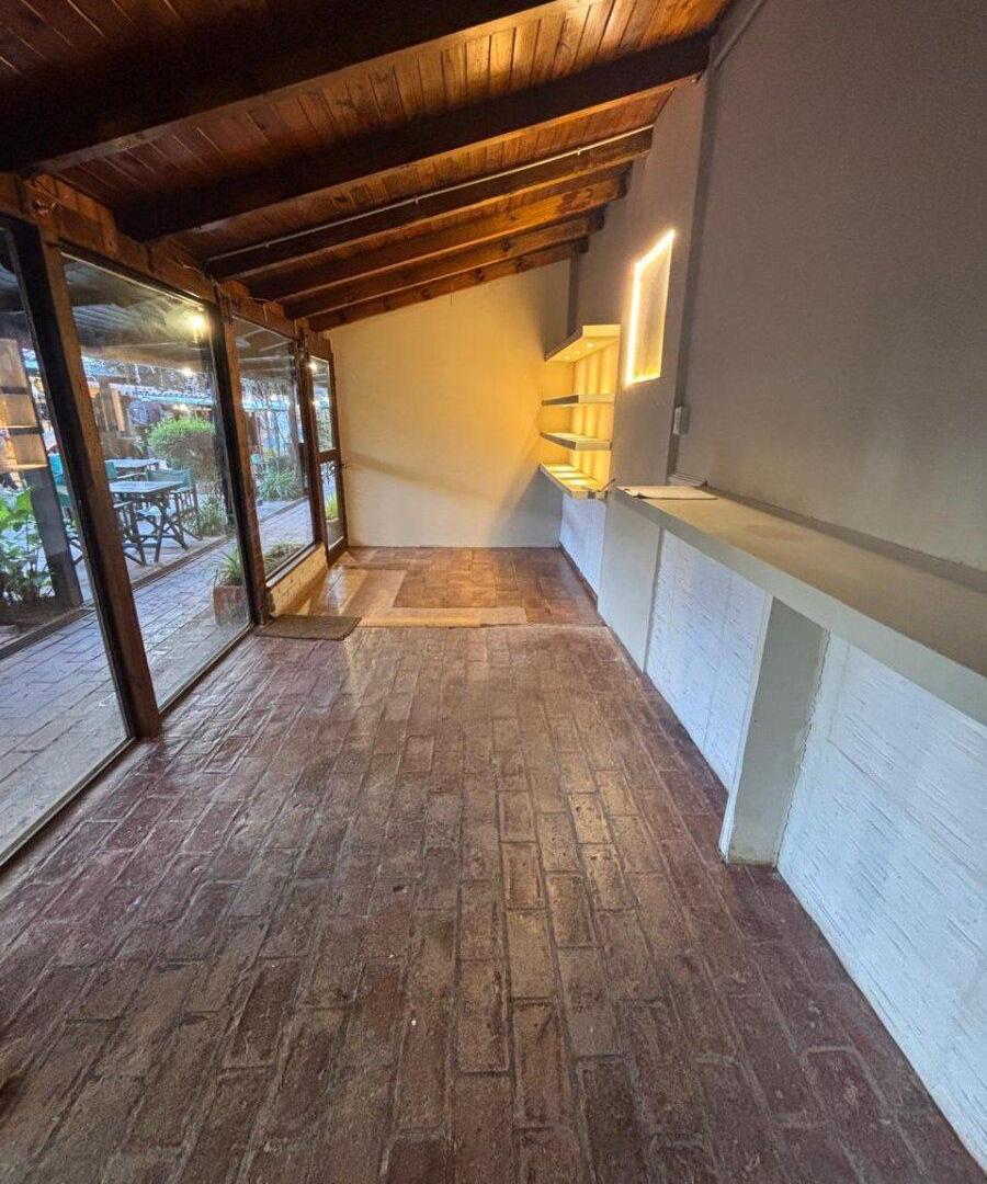 Local comercial en Galeria sobre avenida eden la falda