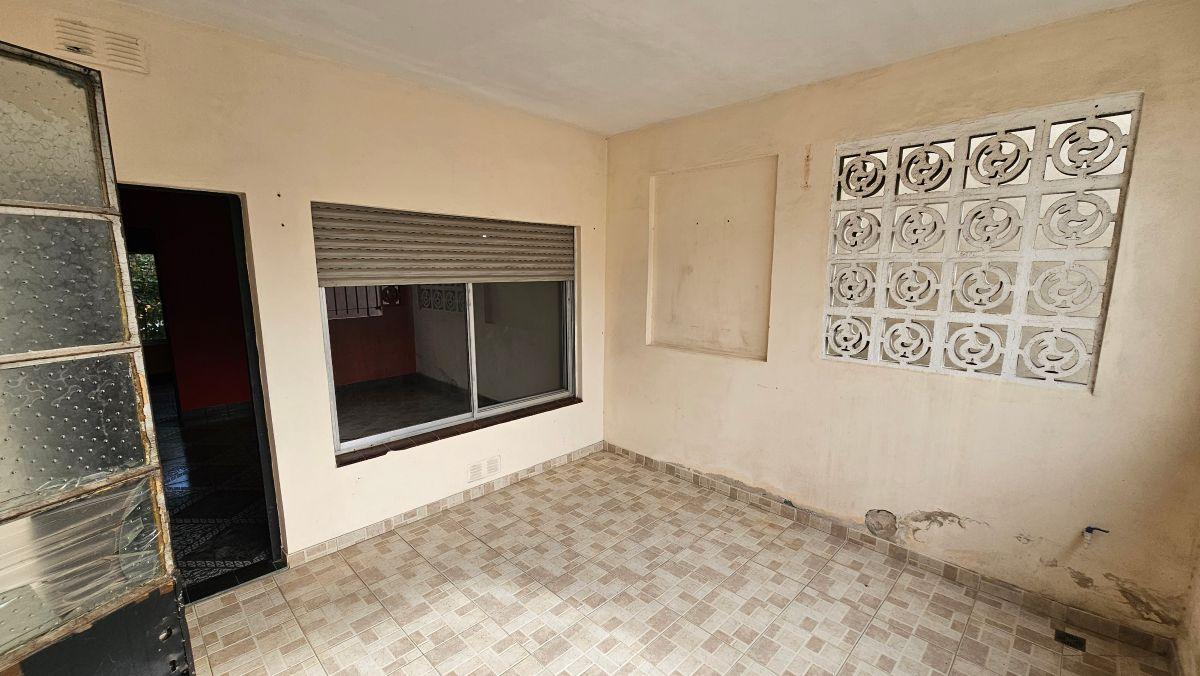 Foto de 3 amb. al frente con patio semicubierto, muy por debajo del valor de, imagen 1