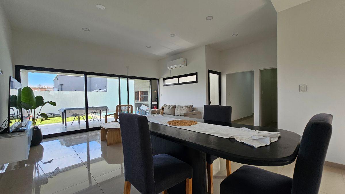 Foto de Casa de 4 ambientes con pileta nueva y lote propio — bajó de USD 85.000 a USD 75.000., imagen 4