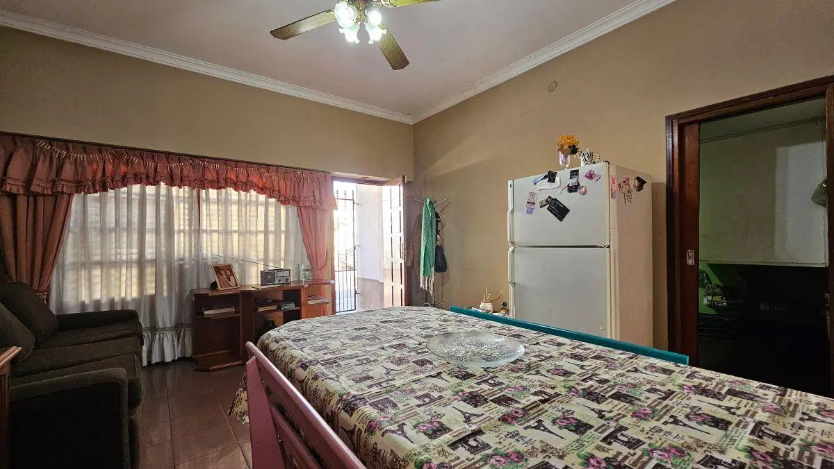 Casa con lote propio, parque, quincho y pileta por menos de USD 100.000 — Villa Caraza, Lanús 4