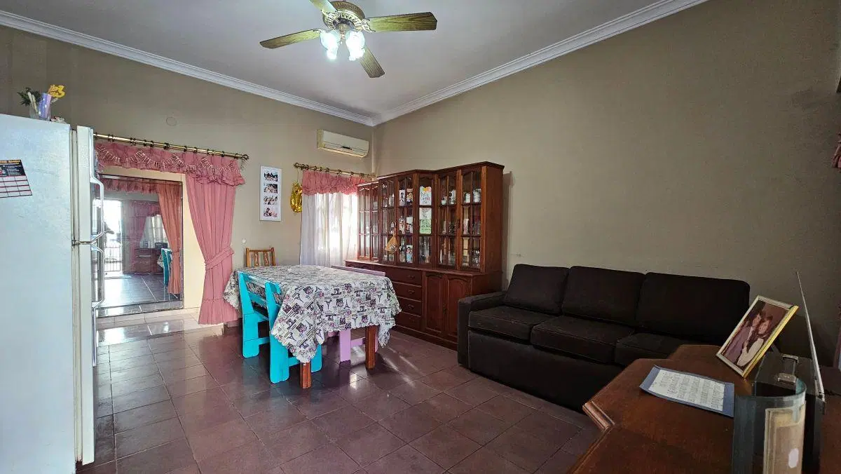 Casa con lote propio, parque, quincho y pileta por menos de USD 100.000 — Villa Caraza, Lanús 5