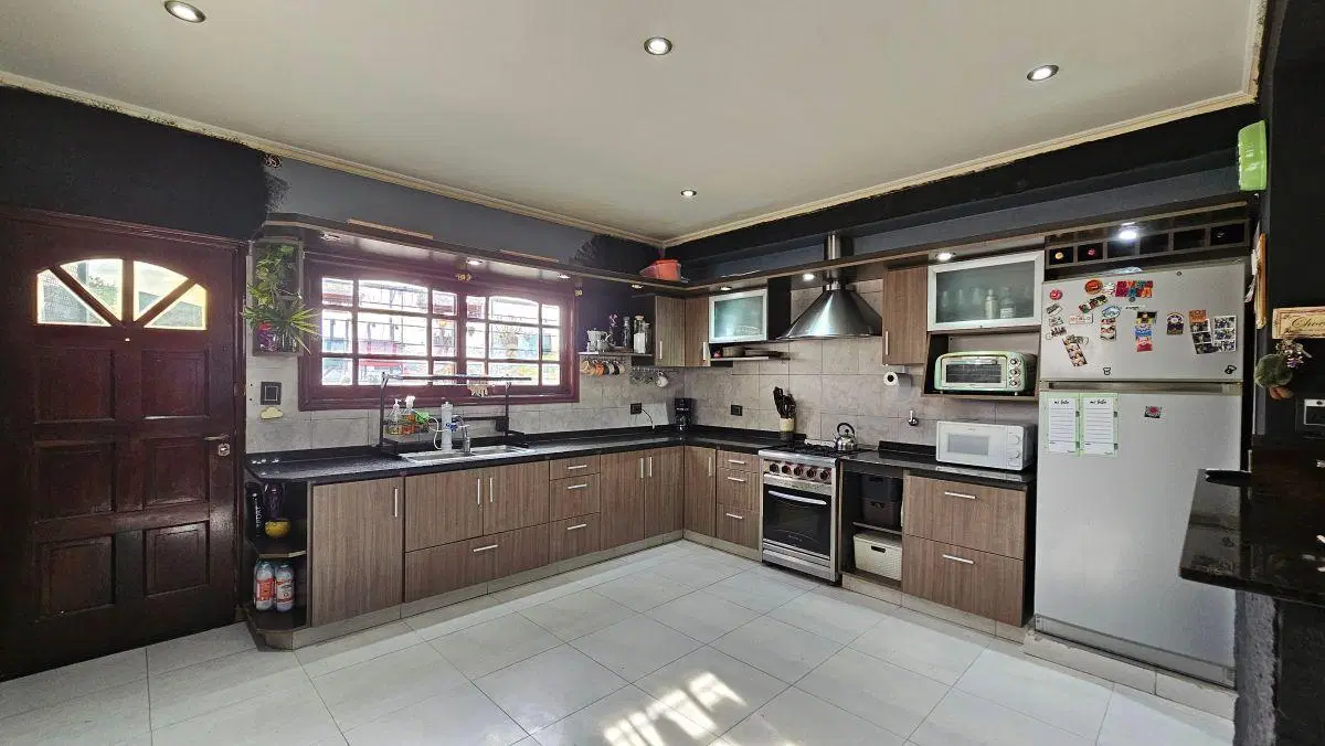 Departamento de 3 ambientes de 95 m² con patio y balcón, apto crédito — Lanús Oeste 1