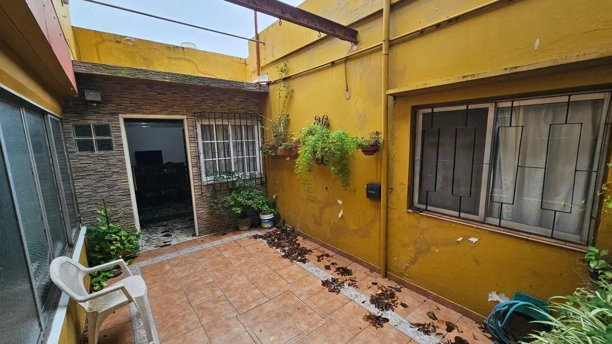 Casa en esquina sobre lote propio de 10 x 20, con unidad independiente en la terraza — Quilmes 1